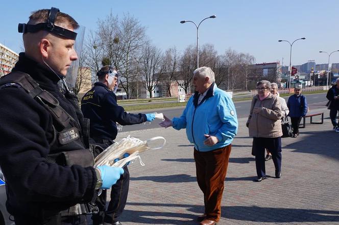 Zakrywanie twarzy OBOWIĄZKOWE! Na Śląsku strażnicy rozdają maski ZA DARMO 