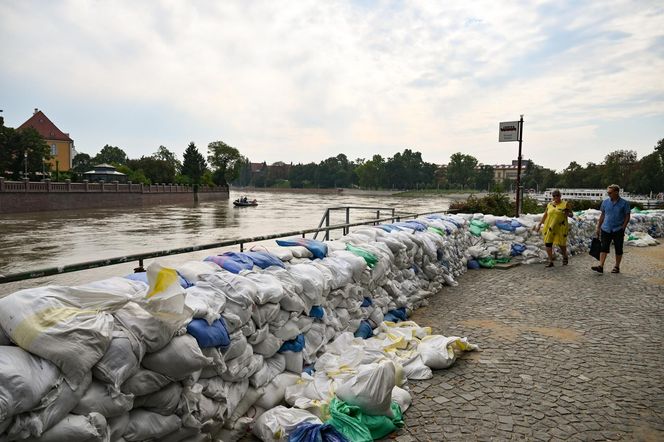 Powódź w Polsce 2024. Fala kulminacyjna przechodzi przez kolejne miasta. Wielkie sprzątanie w zniszczonych miejscowościach