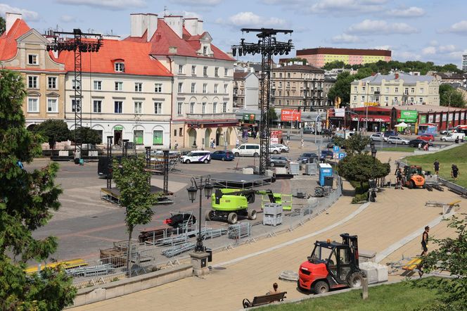 Przed sobotnim koncertem trwa budowa sceny na pl. Zamkowym w Lublinie