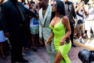 Odblaskowa Kim Kardashian wychodzi z samochodu i wpada w objęcia męża! [FOTO]