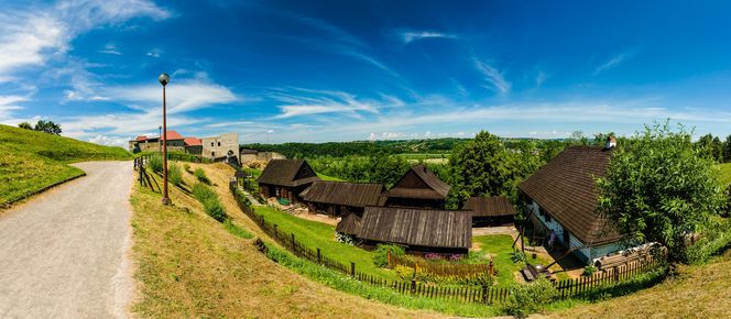  Panorama na skansen w Dobczycach z widocznym w tle zamkiem