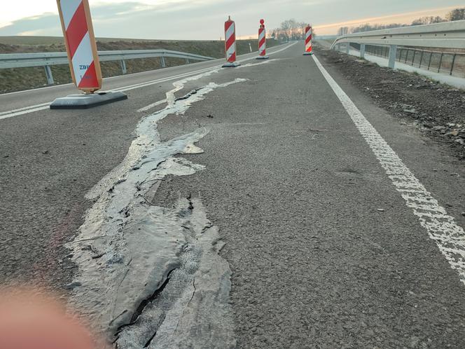 Zapadł się asfalt na nowej drodze z Osiecznej do Goniembic