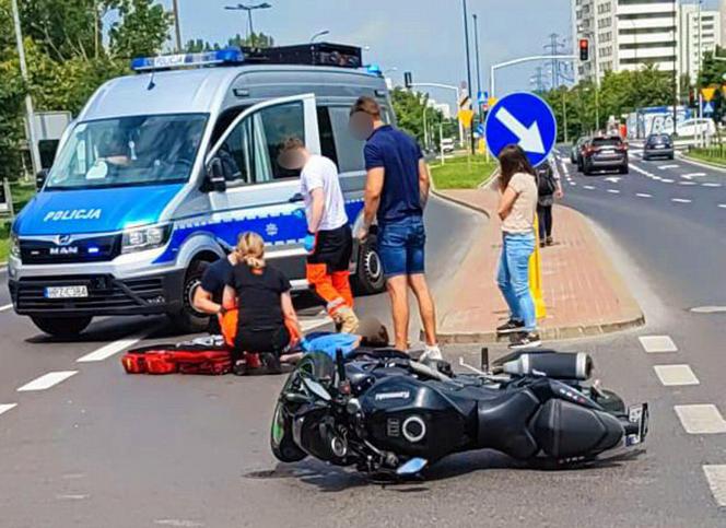 Zderzenie motocykla z samochodem osobowym. Kierowca jednośladu trafił do szpitala