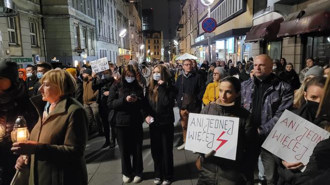 Ani jednej więcej. Protest w Katowicach po śmierci 30-letniej Izy