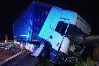 Śmiertelny wypadek na DK5 pod Wrocławiem. Osobówka czołowo zderzyła się z ciężarówką, jedna osoba nie żyje