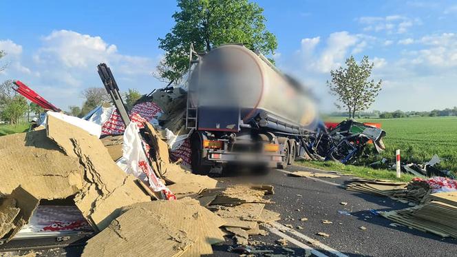 Zginął, bo w renault innego kierowcy pękła opona! Śmiertelny wypadek na DK nr 10 pod Drobinem. Ogromne utrudnienia