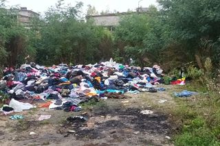 Sterta ubrań wyrzucona w zaroślach w Lublinie