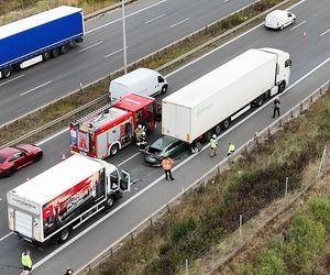 Osobówka wbiła się między dwa tiry. Dramatyczny wypadek na S8