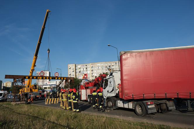 Kolejna ciężarówka rozbiła się przed wiaduktem