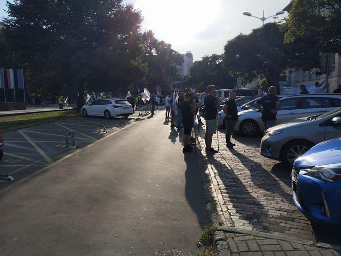 Paraliż w Katowicach. Rozpoczął się protest górników i hutników. "Stal się hartuje, a rząd ją rujnuje"