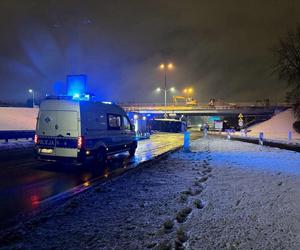 Ciężarówka przewróciła się na oblodzonej jezdni, druga przebiła barierki