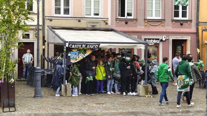 Gorąco przed finałem Ligii Konferencji we Wrocławiu. Tysiące kibiców na Rynku