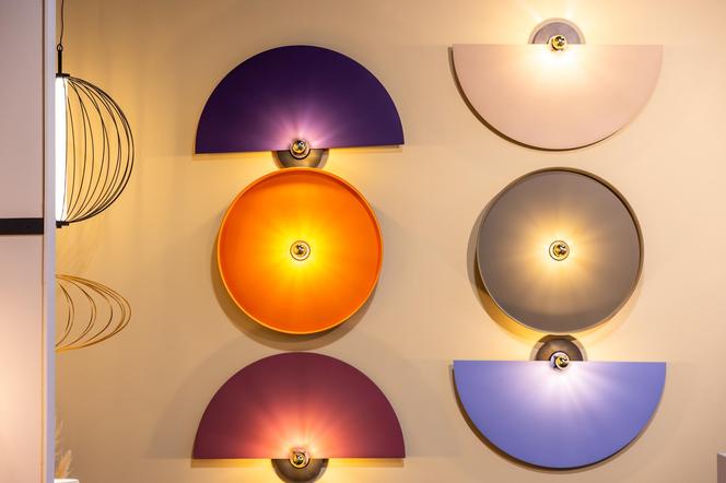 Jakie lampy będą modne w 2024 roku? Sprawdź nowości zaprezentowana na targach Warsaw Home & Contract