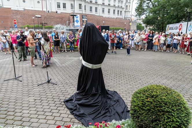 Pomnik Marii Koterbskiej stanął przed Teatrem Polskim w Bielsku-Białej