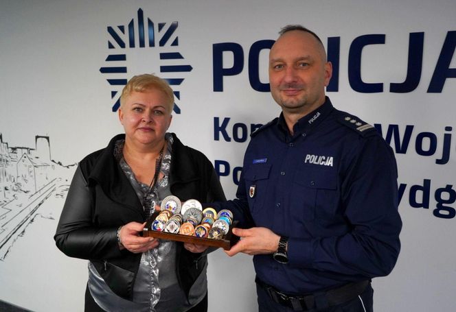 Komendant Wojewódzki Policji w Bydgoszczy, przekazał na aukcję WOŚP 19 unikalnych monet