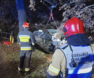 Kurier wjechał busem do miejskiej fosy. Akcja wyciągania pojazdu trwała kilka godzin 