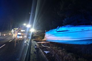 Łódź zerwała się z przyczepy i zderzyła się z innym autem