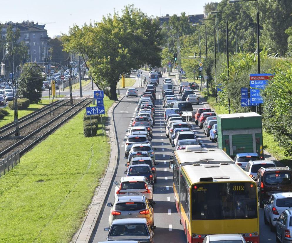 Zakaz jazdy samochodem w niedzielę. Kierowcy się wściekli. Chodzi o ekologię