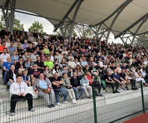 Kibice na otwarciu stadionu w Starachowicach