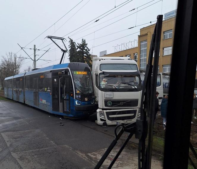 Poważny wypadek we Wrocławiu. Ciężarówka zderzyła się z tramwajem na ul. Tarnogajskiej 