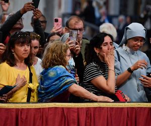 Tłumy na placu św. Piotra. Tak żegnają zmarłego papieża Franciszka 