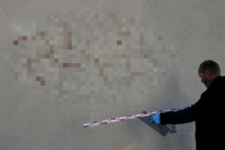 Swastyki namalowane ludzką krwią na autach i budynkach! Przerażające zdarzenie bada policja