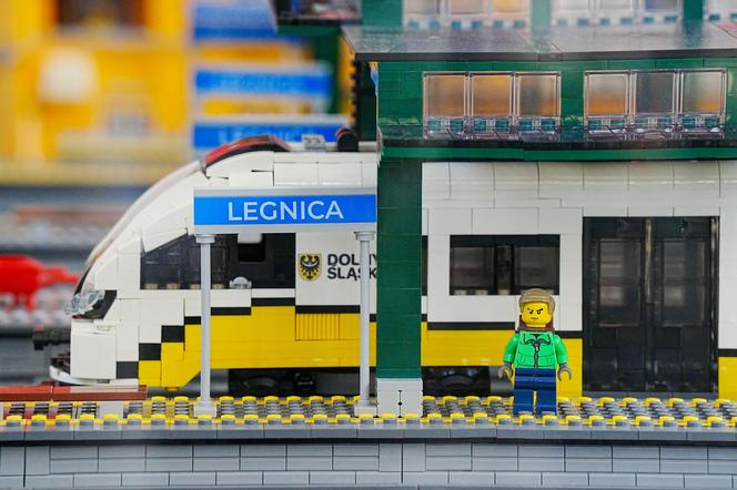 Widzieliście kiedyś makietę dworca z lego? Teraz możecie w Legnicy 