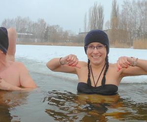 Niedzielna kąpiel w zimowym anturażu. Klub Morsów WEKTOR Starachowice