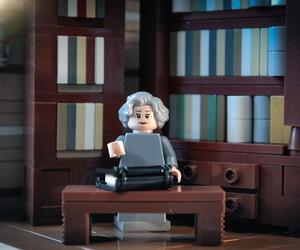 Unikalna figurka Wisławy Szymborskiej w klockach LEGO