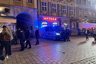 Bitwy kibiców na Rynku we Wrocławiu. Policja interweniowała całą noc