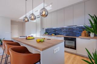 Mieszkanie z widokiem na Odrę. Romans granatu z szarością