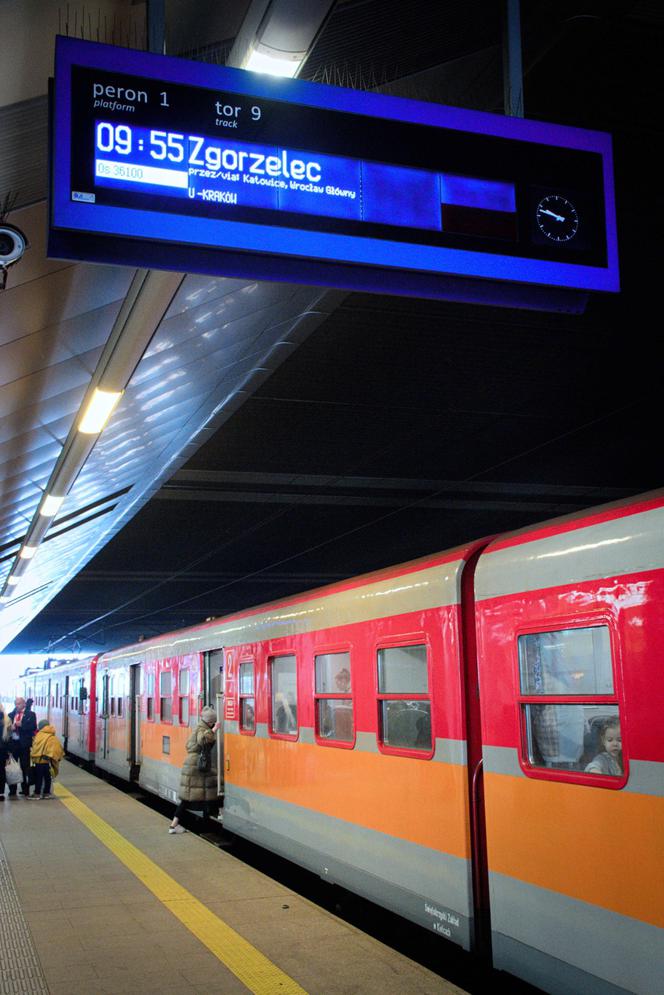 Uchodźcy z Krakowa wyjechali do Niemiec. Czekały na nich specjalne pociągi