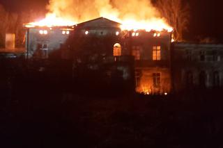 Ogromny pożar zabytkowego pałacu pod Bydgoszczą! Na miejscu 10 zastępów straży pożarnej! [WIDEO]