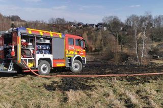 Pierwsza ofiara śmiertelna wypalania traw w Małopolsce. Nie żyje 78-letni mężczyzna