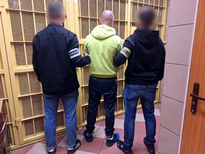 Bestialskie ataki na starsze kobiety w Warszawie. Policja zatrzymała podejrzanego. Zdradził go ślad na torebce