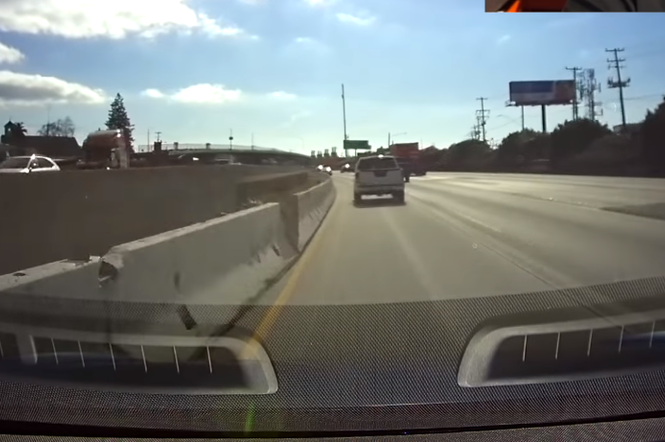 Tesla Model S uderza w barierę na autostradzie