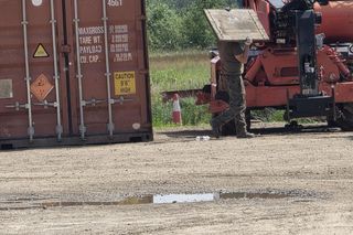 Tajemniczy kontener z bronią i amunicją na Podkarpaciu. W Laszkach pracują służby