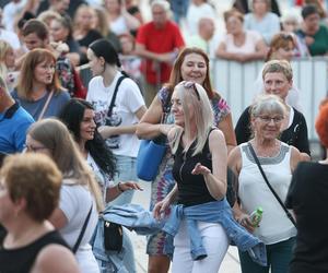 Potańcówka przed teatrem w Katowicach