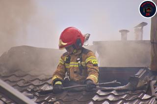 Pożar domu w Mysiadle. Strażacy musieli rozebrać dach 