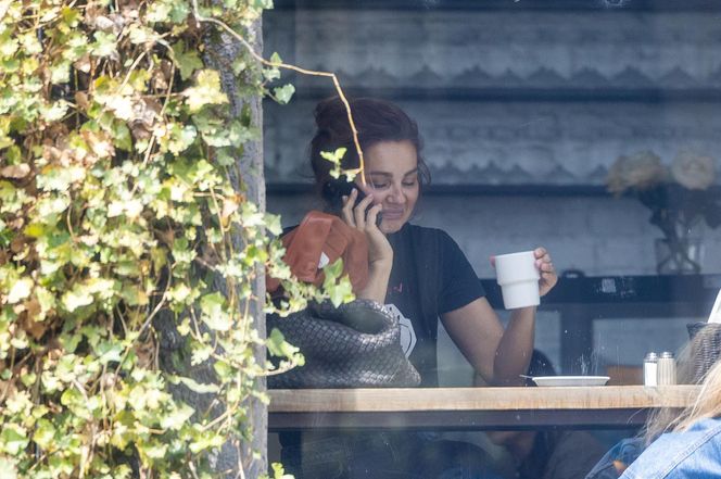 Małgorzata Socha stroi miny przy bajglu