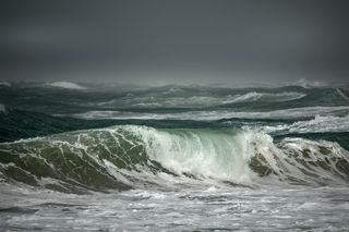 Sztorm na Bałtyku szaleje! Regaty przerwane, strażacy w akcji. Pomorze walczy z żywiołem