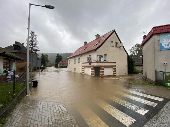 Bardo zatopione. Ulice toną, nie ma prądu, są problemy z siecią