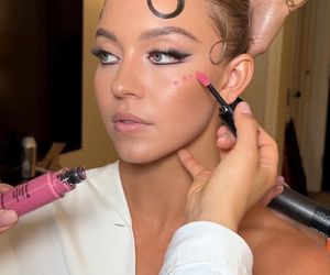 Met Gala 2025: Sadie Sink i Sydney Sweeney. Makijaż z niebieskiego dywanu od Armani beauty