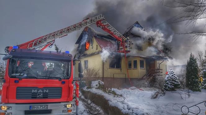 Pożar w Hajnówce. Matka z synem w jednej chwili stracili wszystko [ZDJĘCIA]