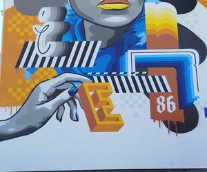 Nowy mural z kobiecą postacią na ścianie bloku przy ulicy Kaszubskiej 2 w Siedlcach. Zobacz zdjęcia!