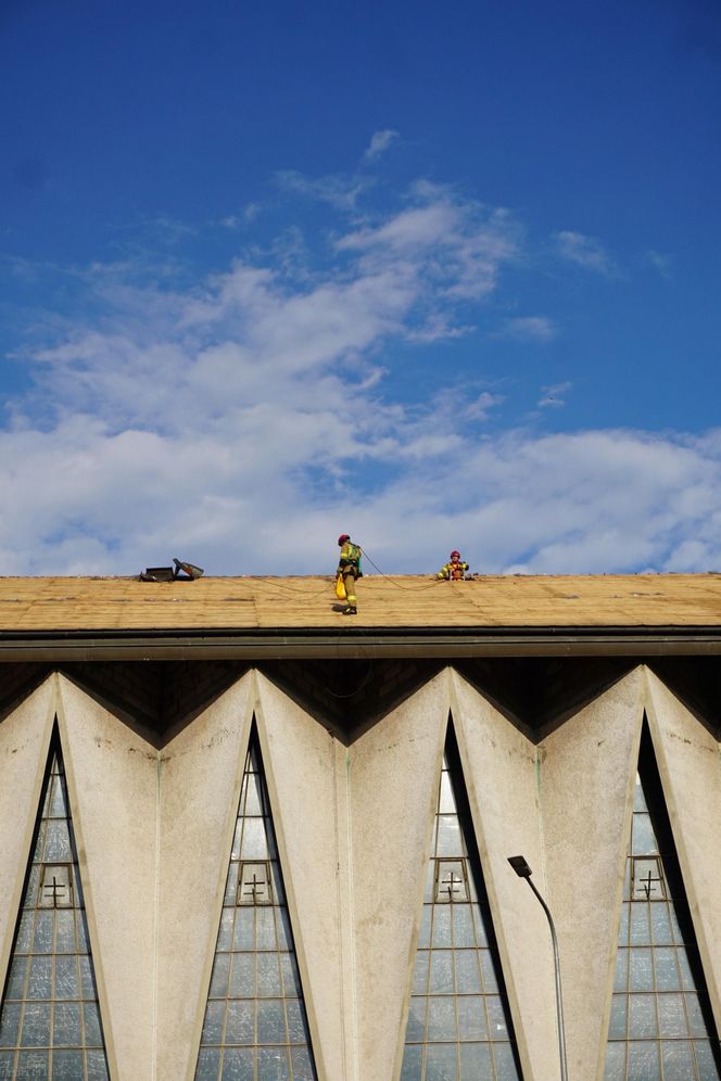 Burza zerwała dach kościoła w Brzesku! Chwile grozy podczas nabożeństwa