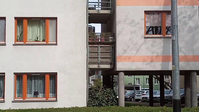 Balkony z widokiem na ścianę