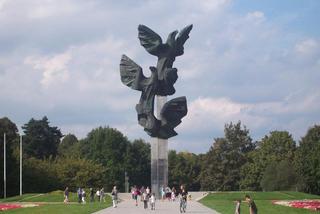 Aleja przy najpopularniejszym pomniku w Szczecinie doczeka się remontu. Radny przekazał dobre wieści