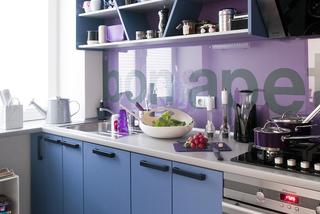 Kolorowe kuchnie - zestawienie fioletu z niebieskim