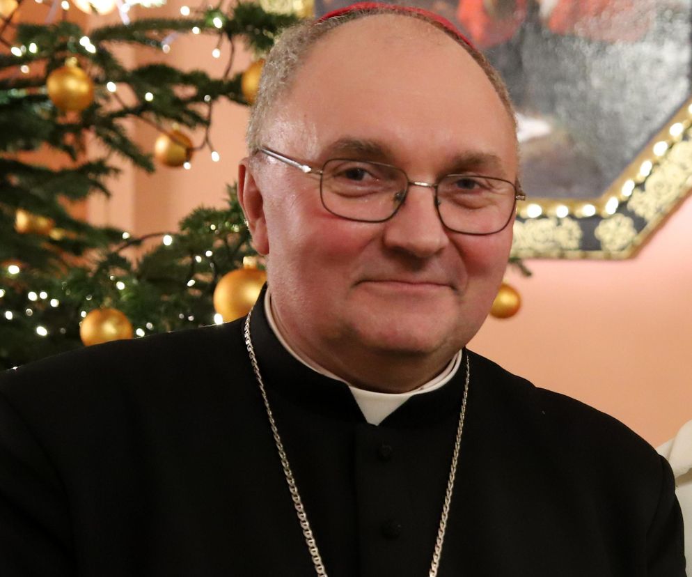 Biskup zaskoczył wiernych podczas mszy: Ja będę De Niro. Chciał wyciąć proboszcza ze zdjęcia